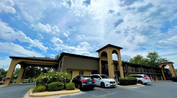 Luxury Inn & Suites image 2